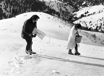 Noël Dolla, <em>Restructuration spatiale n°3</em>, février 1970<br />3 traces dans la neige de 30 mètres de diamètre, espace entre les traces 250 mètres