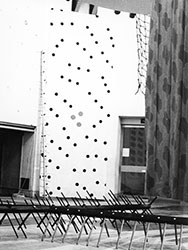Noël Dolla, <em>Titre inconnu</em>, 1972<br />Sculptures et toiles lors de l'exposition collective <em>72-72 - Douze ans d'art contemporain en France</em> en 1972 au Grand Palais à Paris