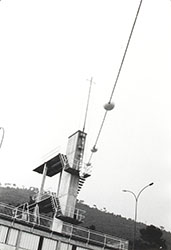 Noël Dolla, <em>60 boules blanches et 60 mètres de corde</em>, 03 août 1973<br />Œuvre exposée lors d'un rassemblement d'artistes à Grasse intitulé Signal organisé par le Groupe Signe du 3 au 13 août 1973
