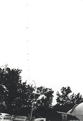 Noël Dolla, <em>60 boules blanches et 60 mètres de corde</em>, 03 août 1973<br />Œuvre exposée lors d'un rassemblement d'artistes à Grasse intitulé Signal organisé par le Groupe Signe du 3 au 13 août 1973