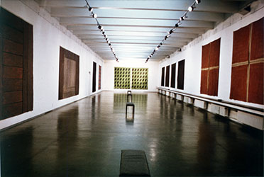 Noël Dolla, <em>Titre inconnu</em>, 1974<br />Série de croix sur toile libre présentée au Kunstmuseum Luzern (Musée d'Art de Lucerne, Suisse) en 1974