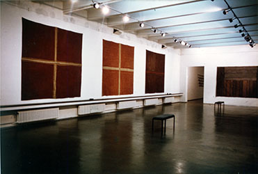 Noël Dolla, <em>Titre inconnu</em>, 1974<br />Série de croix sur toile libre présentée au Kunstmuseum Luzern (Musée d'Art de Lucerne, Suisse) en 1974