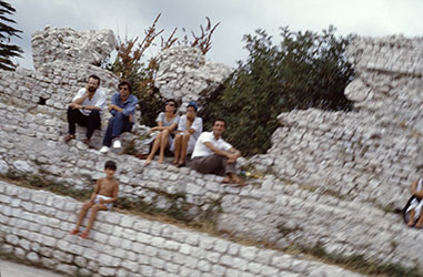 Noël Dolla, <em>Triptyque photographique - restructuration spatiale n°7</em>, 05 août 1985<br />Photographie de l'intervention <em>Triptyque photographique - restructuration spatiale n°7</em> le 5 août 1985 aux Arènes de Cimiez à Nice