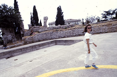 Noël Dolla, <em>Triptyque photographique - restructuration spatiale n°7</em>, 05 août 1985<br />Photographie de l'intervention <em>Triptyque photographique - restructuration spatiale n°7</em> le 5 août 1985 aux Arènes de Cimiez à Nice